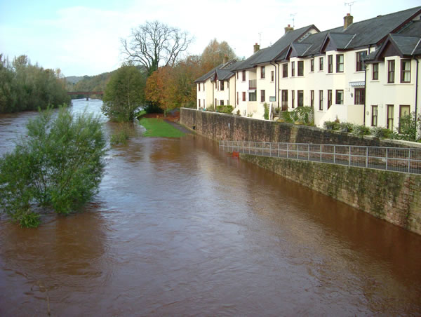 The Usk River flooding the east bank and Conigar Walk on 06.11.05
