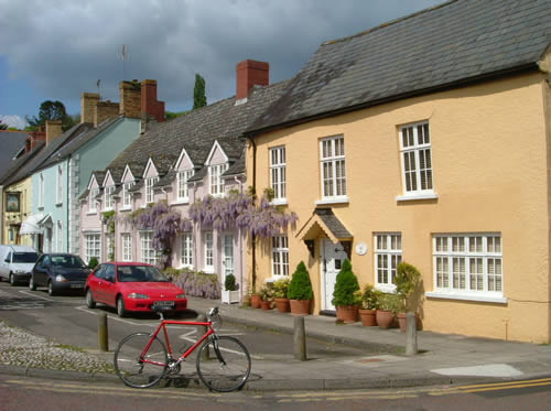 Usk Town Square photographed 10.05.05