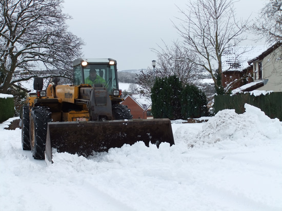 Snow clearance in Castle Oak, Usk (06.01.10)